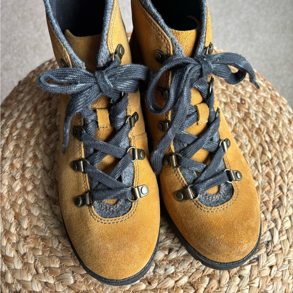 Only wore a handful of times, scuffs shown in pictures, non smoking home.